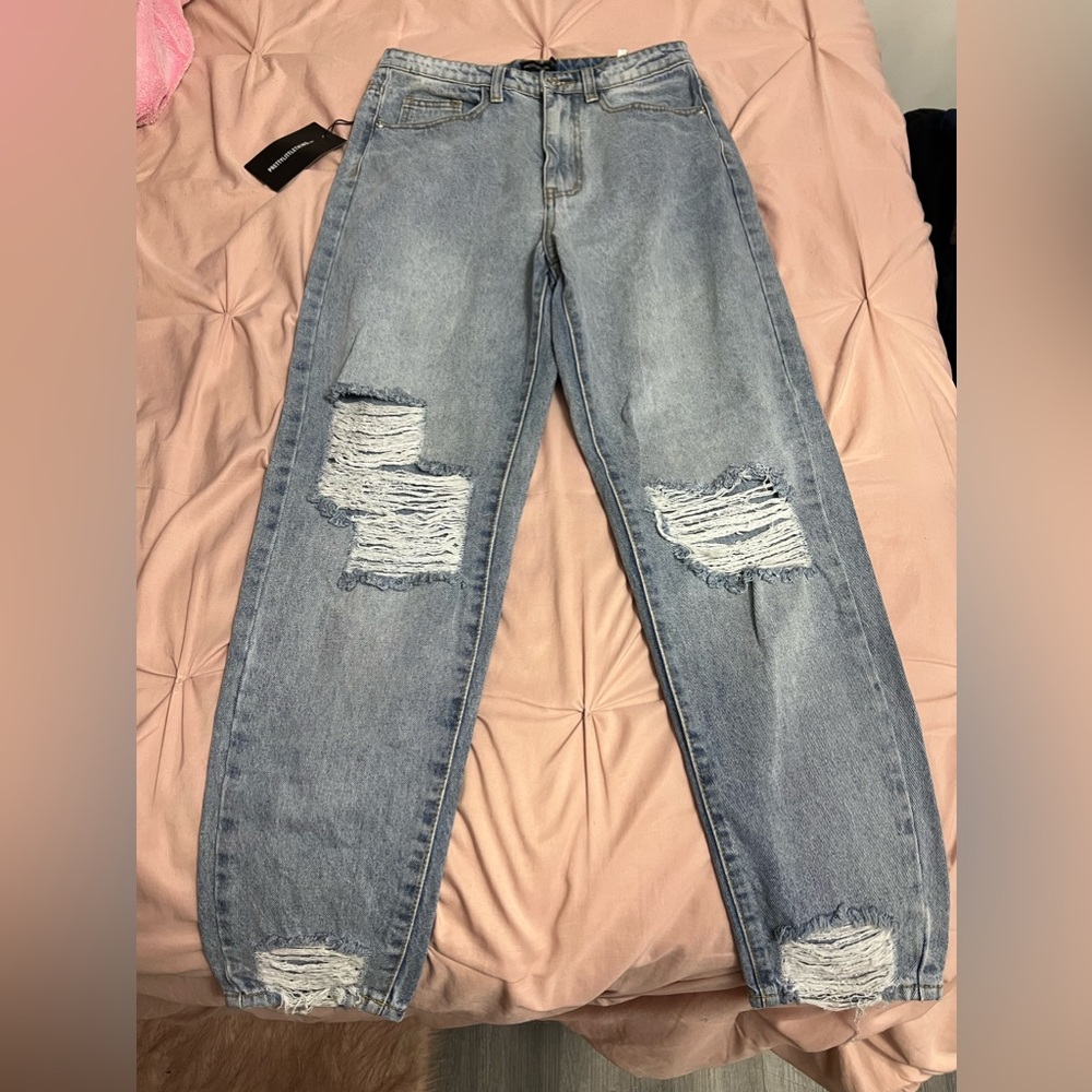 PrettyLittleThing ripped boyfriend jeans